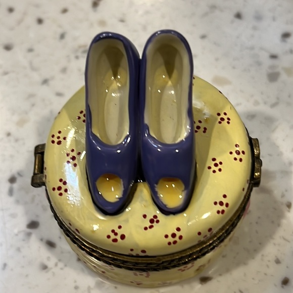 Hinged trinket box purple high heel shoe with embossed roses - Picture 9 of 10